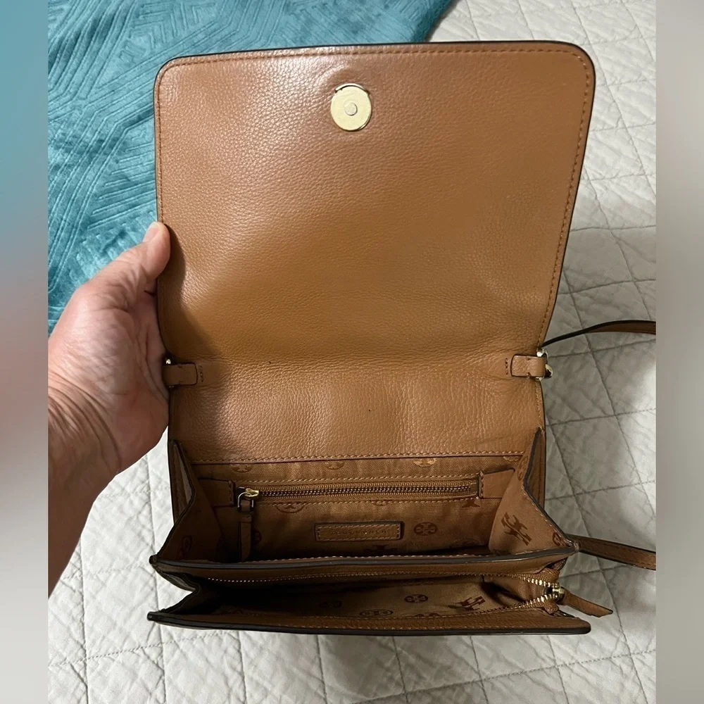 Tory Burch All T Crossbody In Bark Tan EUC  With Gold Tone Accents‎
